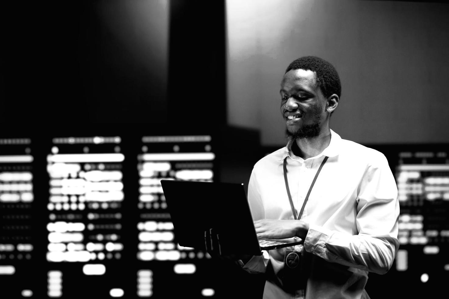 Teilnehmer arbeiten gemeinsam an KI-Projekten während eines Online-Workshops